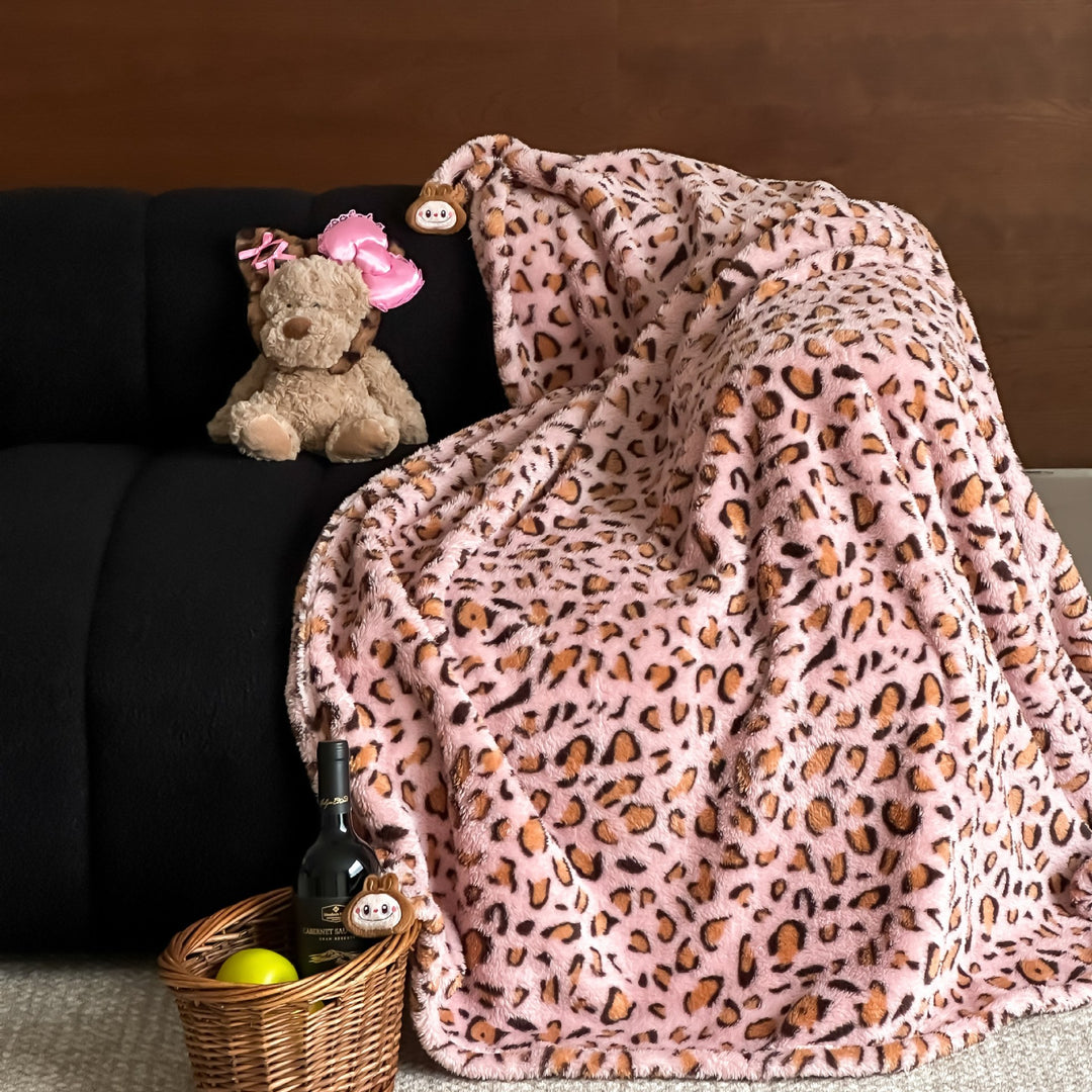 Kuscheldecke mit extraweicher Microfleece‑Qualität und dekorativem Leo‑Print