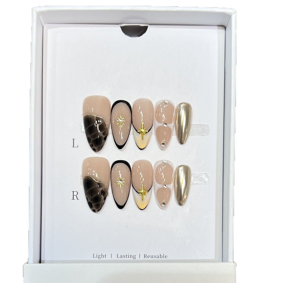 Wiederverwendbares Stiletto-Nagelkunst-Set mit Stern- und Goldakzenten Karnz