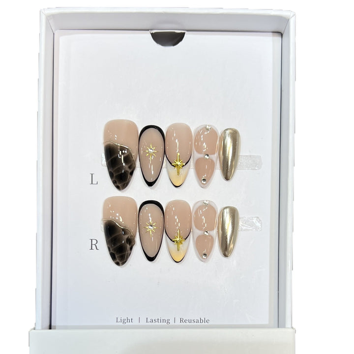 Wiederverwendbares Stiletto-Nagelkunst-Set mit Stern- und Goldakzenten Karnz