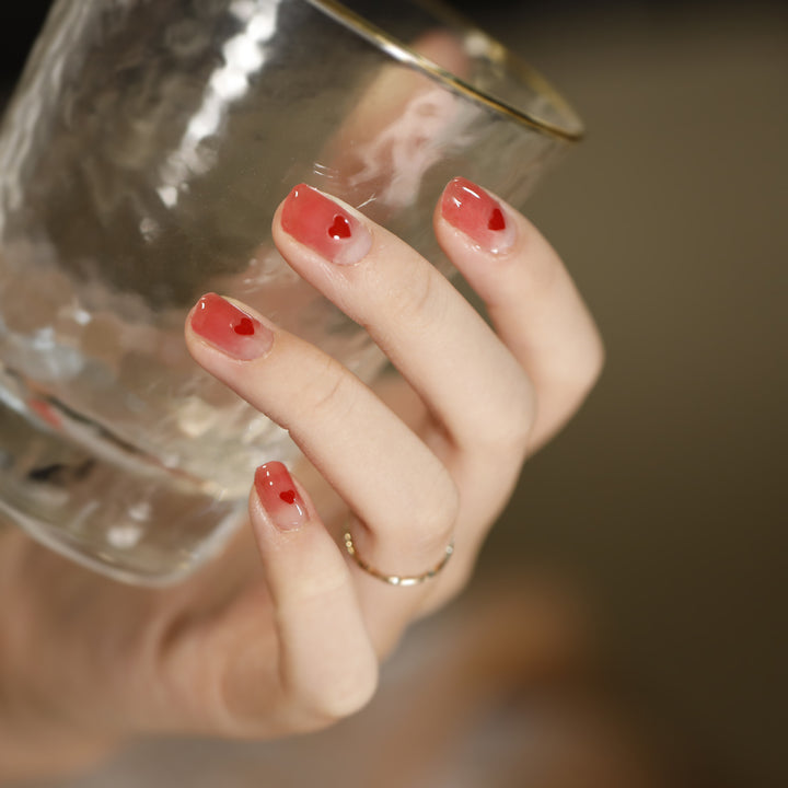 Künstliche Nagelkunst mit herzförmigen Designs und sanften Farbverläufen Karnz