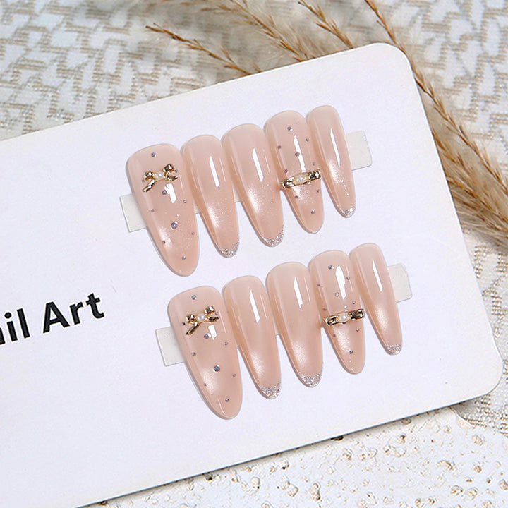 Kunstnagelset mit eleganten Schmuckdetails Karnz