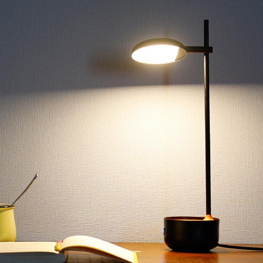 Moderne Schreibtischlampe mit einstellbarer Helligkeit