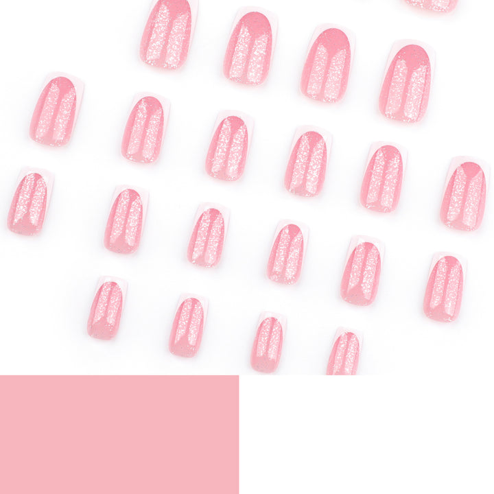 Kunstvolle Nagelverzierungen mit Glitzer und French-Tip Karnz
