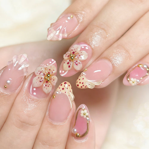 Kunstnagelset mit floralem Design und eleganten Akzenten Karnz