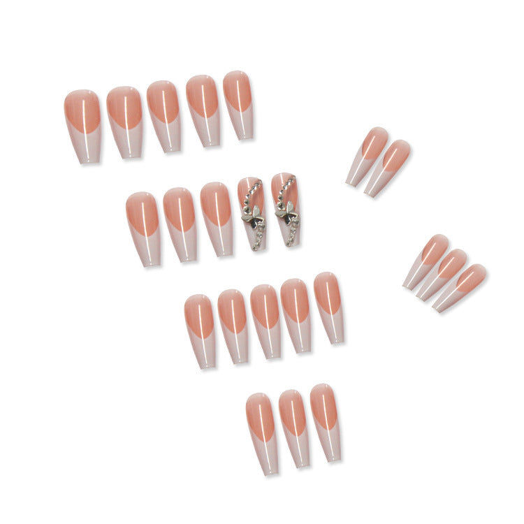 Kunstnagelset mit glamourösen Spitzenverzierungen und eleganten Akzenten Karnz