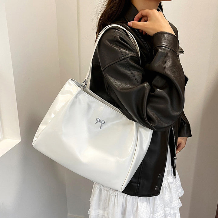 Schlanke zeitgenössische Schultertasche