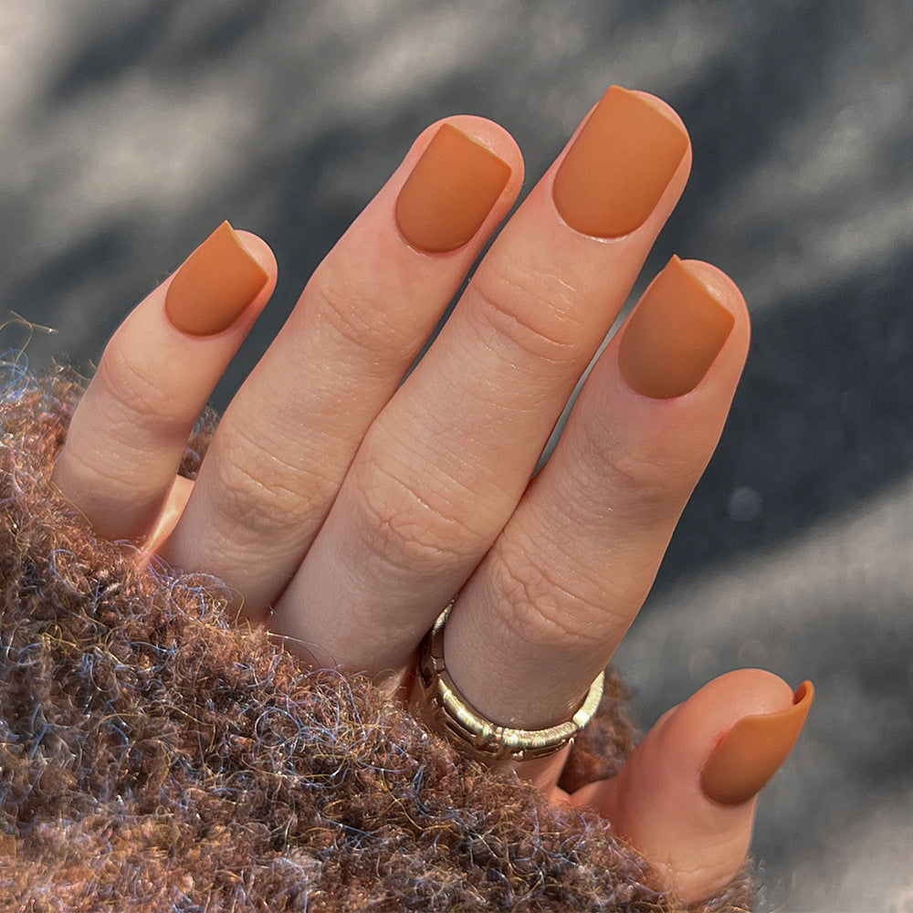 Künstliche Nagelkunst mit mattem Finish Karnz