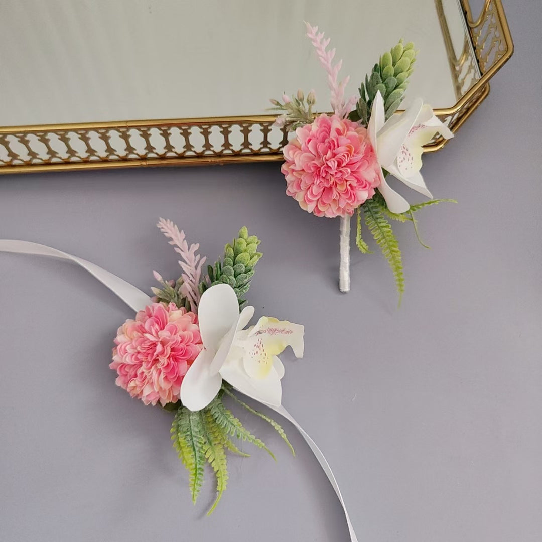 Florale Korsage mit Satinschleife