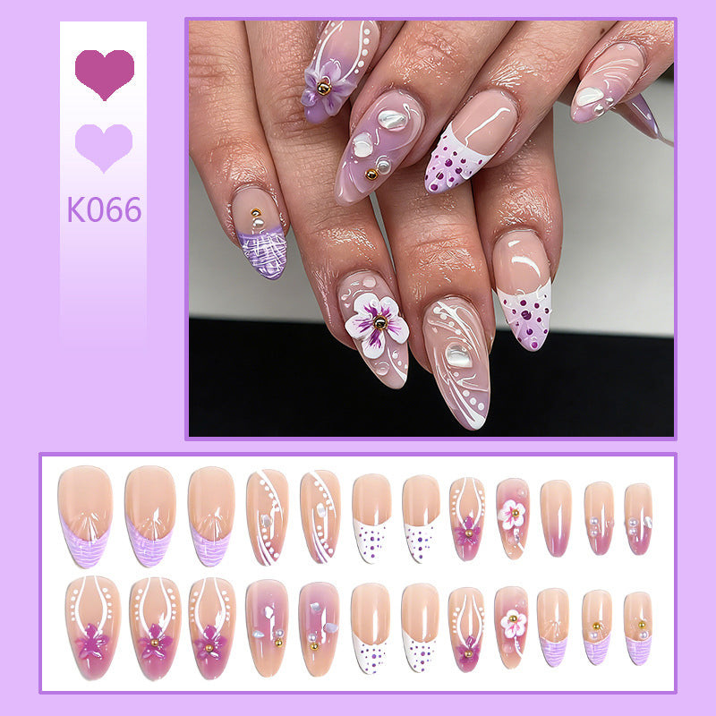 Kunstnagelset mit ekso-tischen Floral- und Glitzerakzenten Karnz