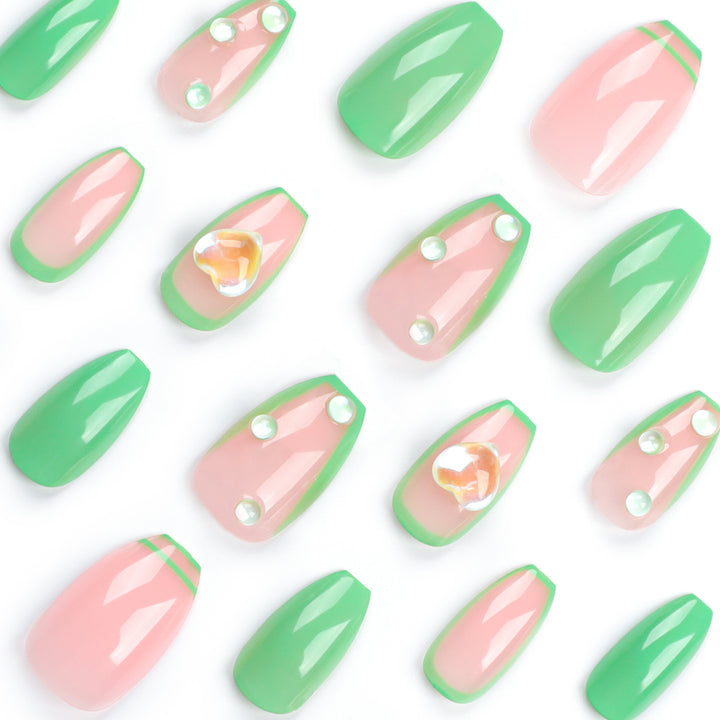 Kreative Nagelkunst mit Glitzer- und Herzverzierungen Karnz