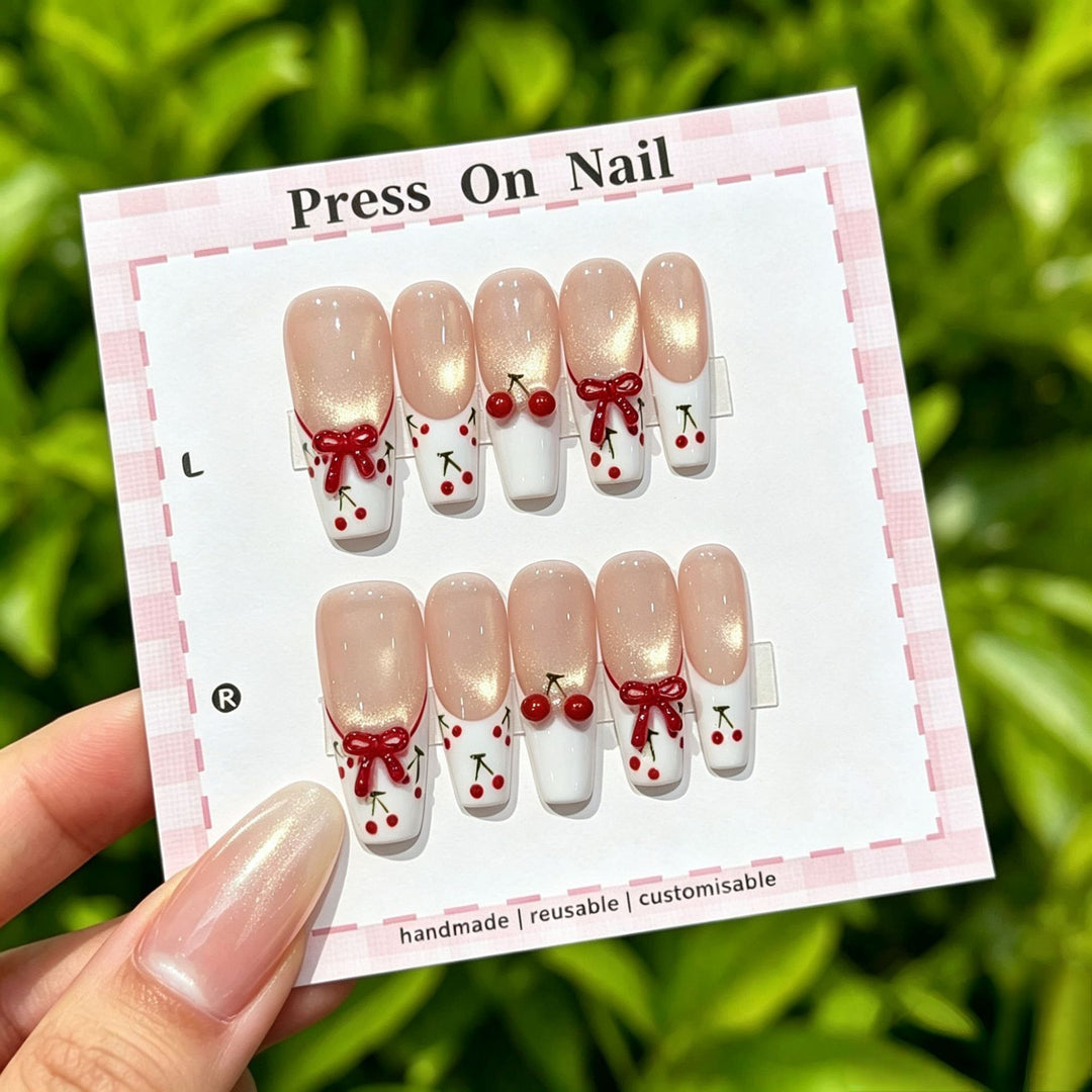Künstlerisches Press-On-Nagel-Set mit floralen und grafischen Designs