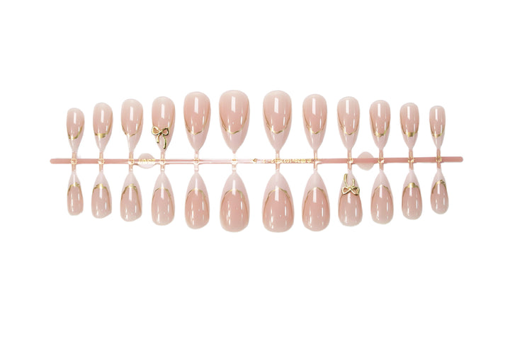 Kunstnagelset mit luxuriösen Spitzen und glamourösen Akzenten Karnz
