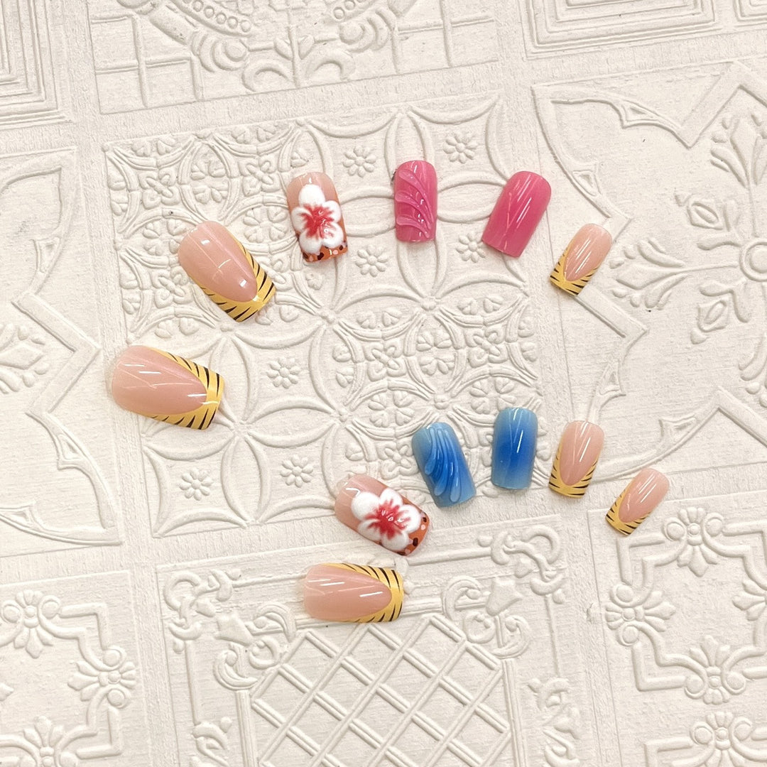 Künstlerisches Press-On-Nagelset mit floralen und Wellenmotiven Karnz