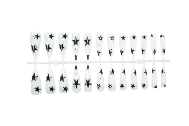 Kunstnägel mit stilvollem Stern-Design Karnz