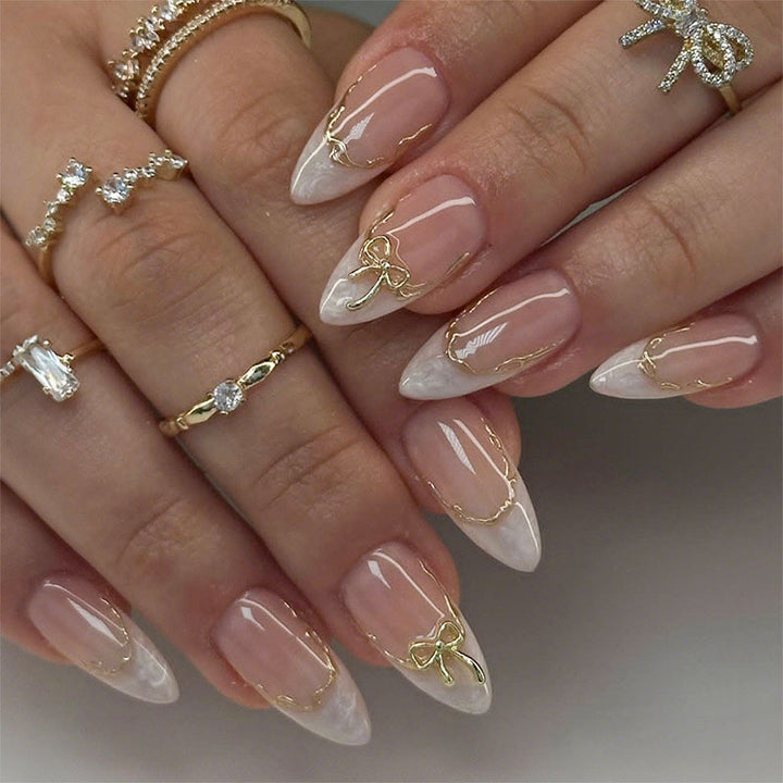 Dekorative Stiletto Aufklebenägel mit eleganten goldenen Akzenten
