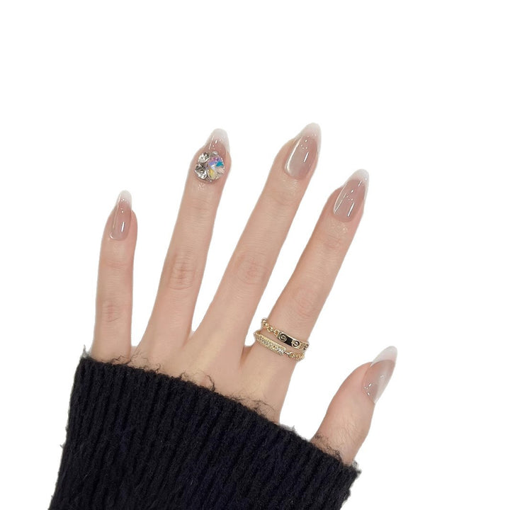 Elegantes französisches Nageldesign mit Strassakzent