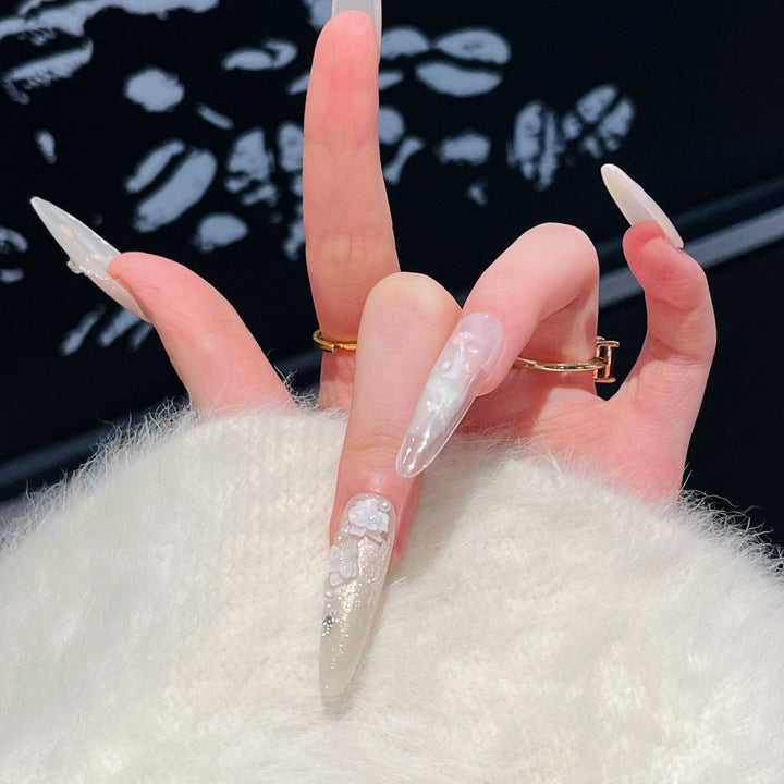 Künstlerisches Langes Press-On Nagelset mit Elegantem Floral Design Karnz
