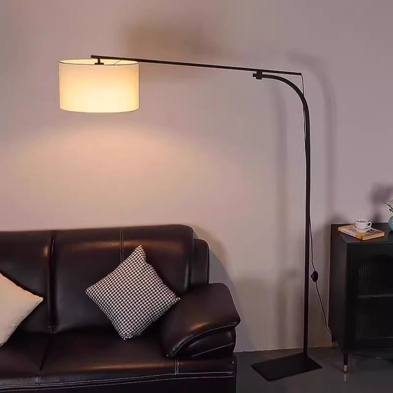 Verstellbare Bogenfußlampe mit elegantem Schirm
