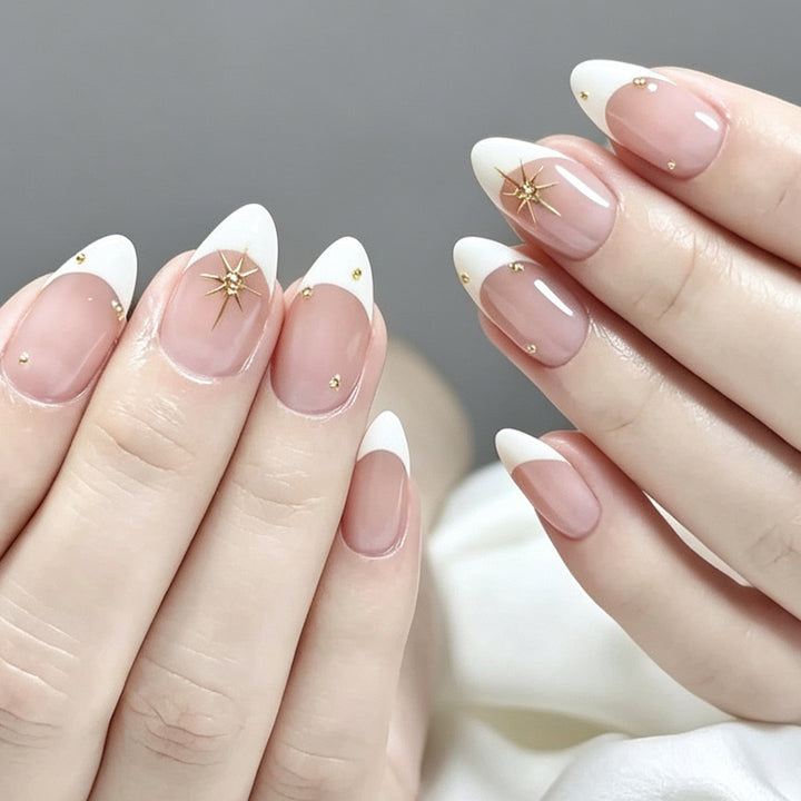 Elegante French Tip Nagelkunst mit goldenen Akzenten Karnz