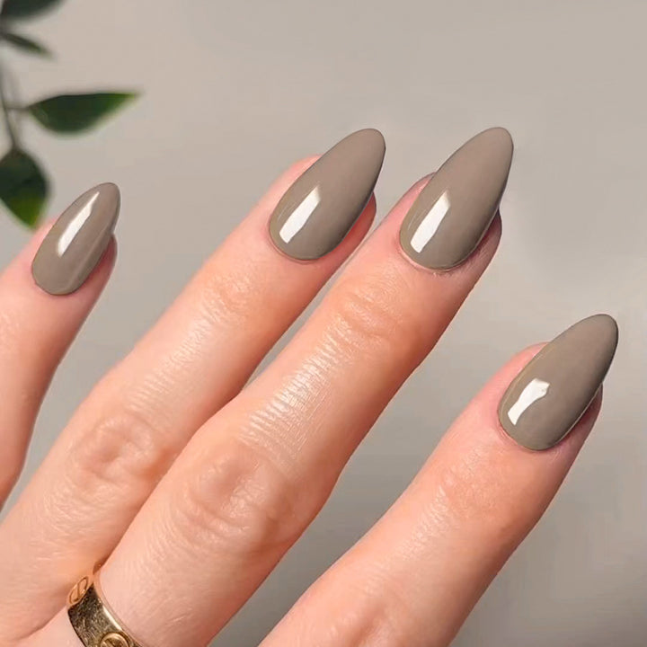 Kunstvolle Stiletto-Nägel mit elegantem Hochglanz-Finish Karnz