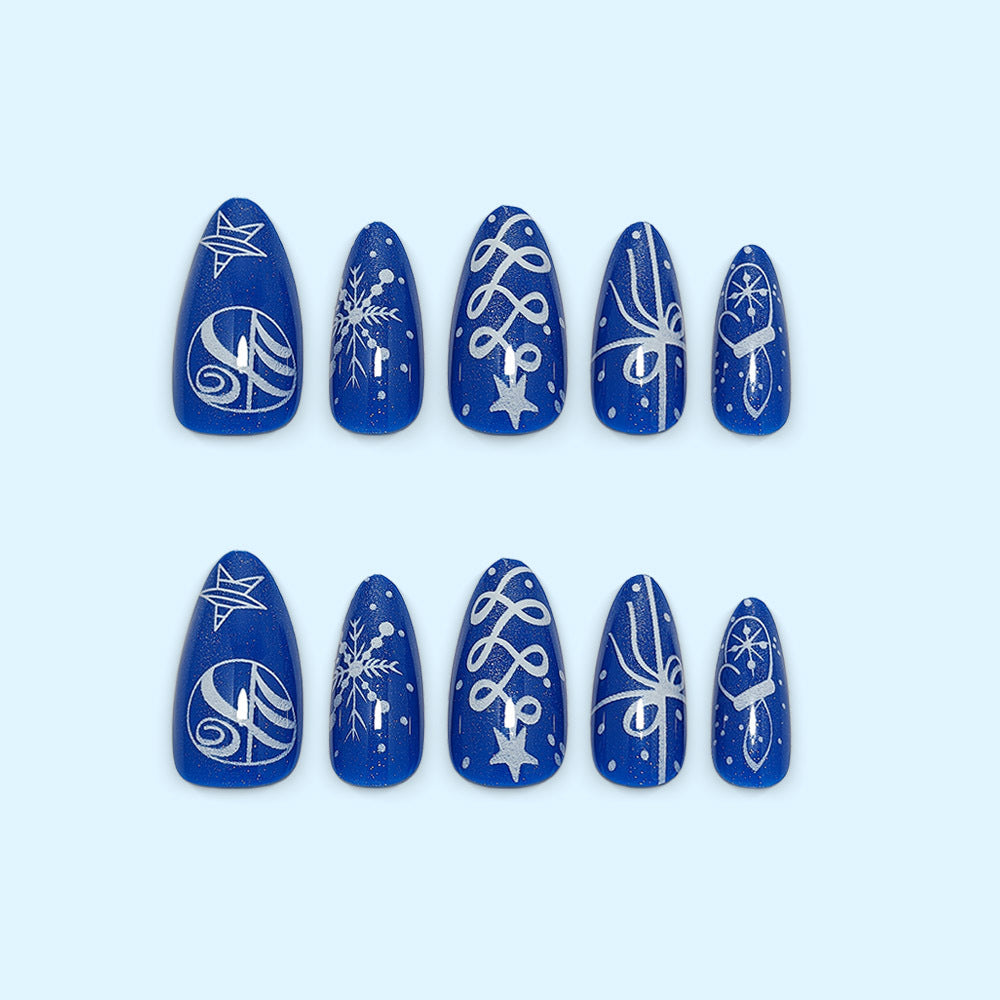 Kunstnägel im festlichen Winterdesign mit glitzernden Schneeflocken und eleganten Verzierungen Karnz