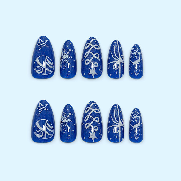 Kunstnägel im festlichen Winterdesign mit glitzernden Schneeflocken und eleganten Verzierungen Karnz