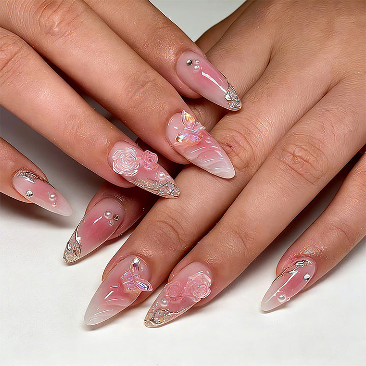 Kunstvolle Nagelspitzen mit romantischem Blütendesign Karnz