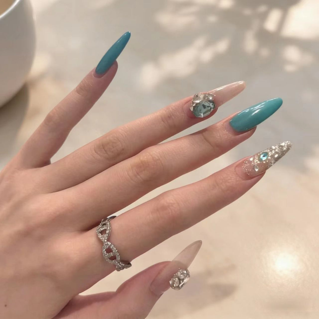 Glänzende elegante Nagelkunst