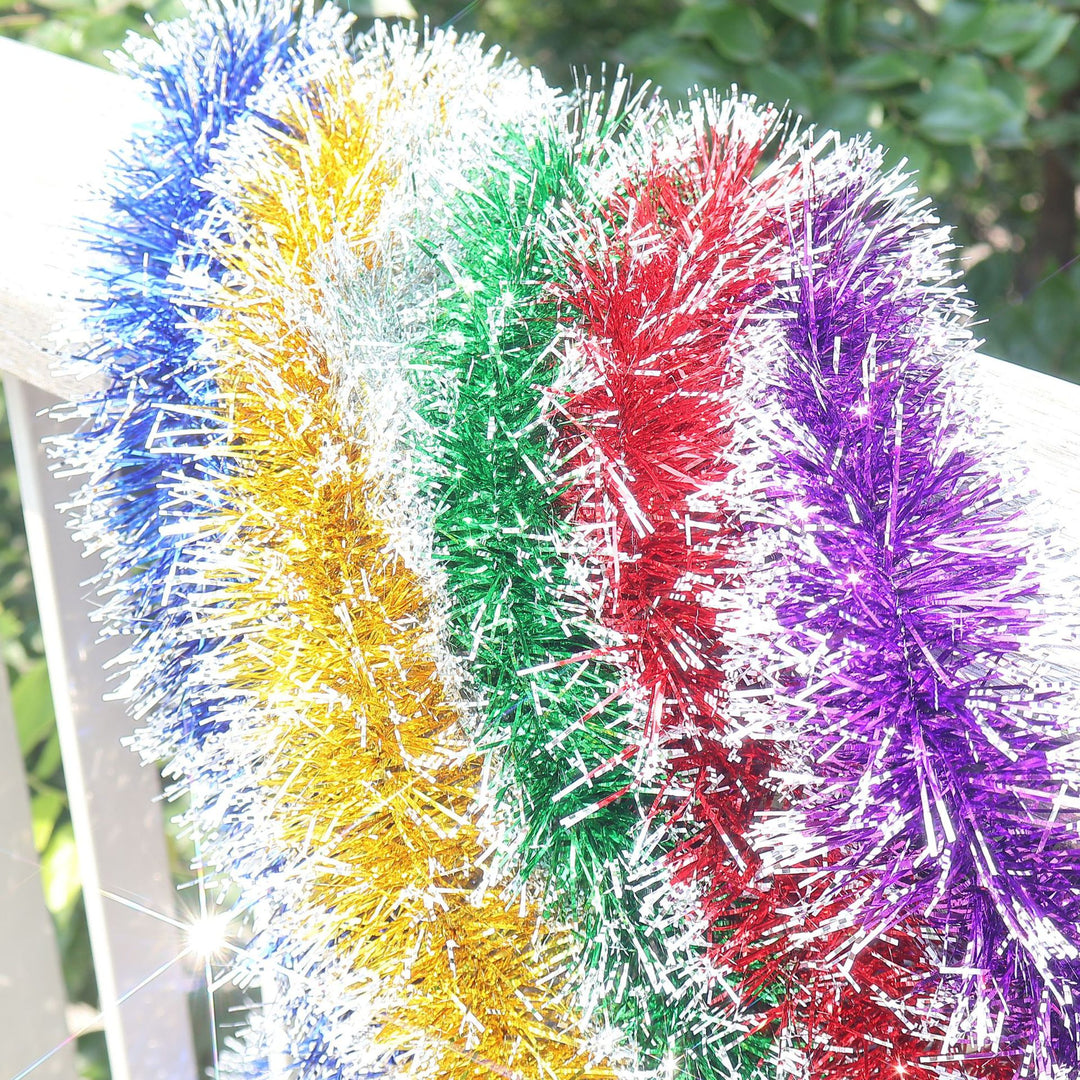 Glitzernde Weihnachtsgirlande mit Schneeflockenmotiven