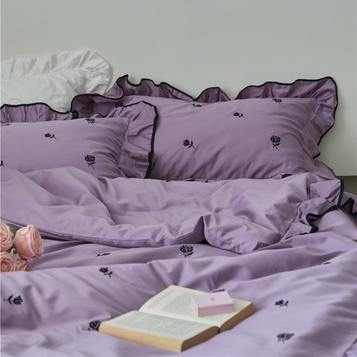 Bettgarnitur mit bestickten Rosen, Volant-Details und extra weichem Baumwollsatin