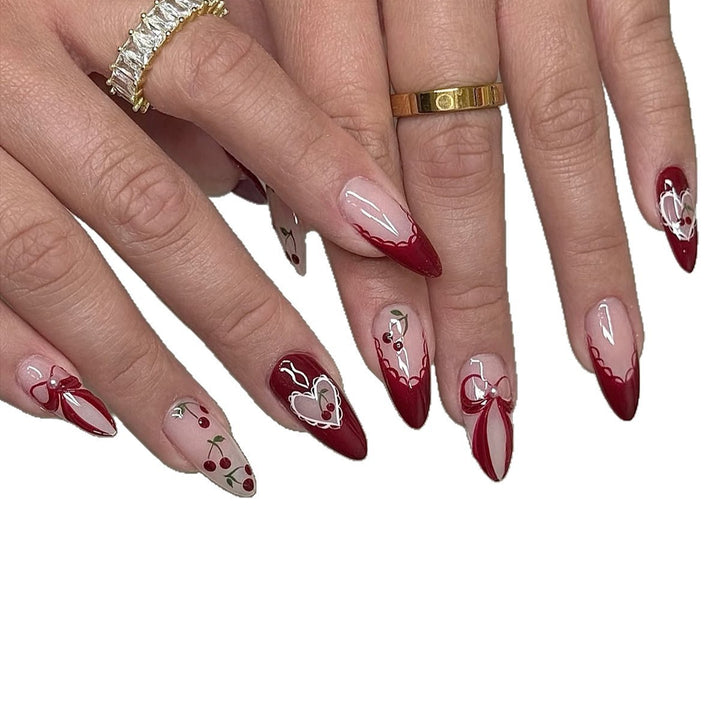 Kreatives Nagelset mit romantischen Herz- und Schleifenakzenten Karnz