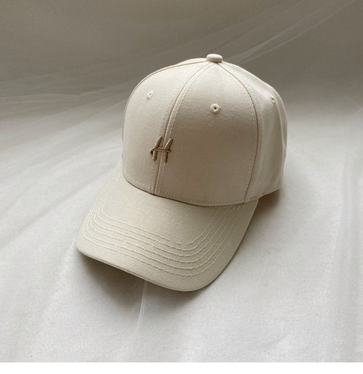 Minimalistische bestickte Mütze