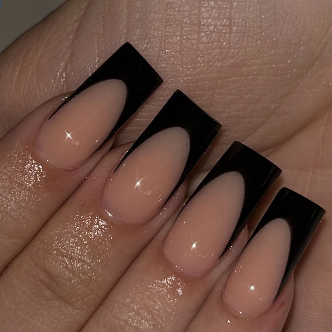 Kunstnagelspitzen mit modernem Design und stylischen Akzenten Karnz