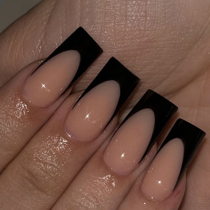 Kunstnagelspitzen mit modernem Design und stylischen Akzenten Karnz