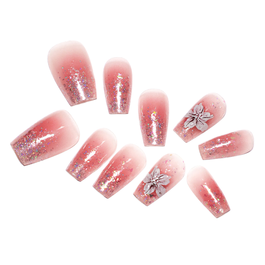 Künstliche Nagelverlängerungen mit floralem Design und Glitzerakzenten Karnz