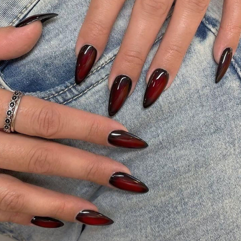 Kunstvolle Stiletto-Nägel mit ombre Effekt Karnz