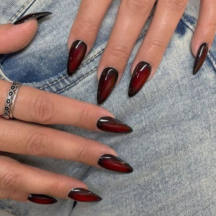 Kunstvolle Stiletto-Nägel mit ombre Effekt Karnz