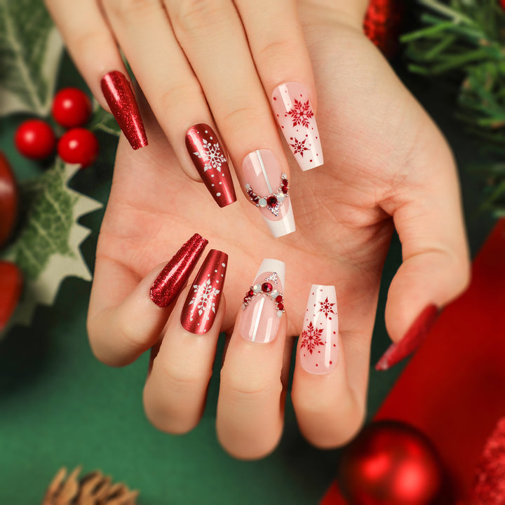 Kunstvolle Nagelverlängerungen mit Glitzer und Strassverzierungen Karnz