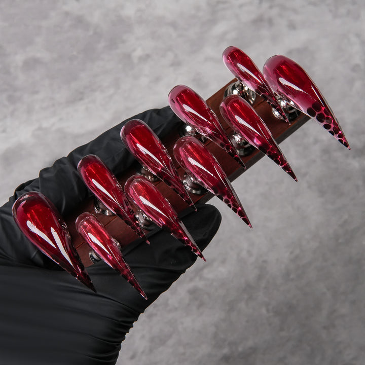 Künstlerische Stiletto Press-On Nägel mit glänzendem Finish