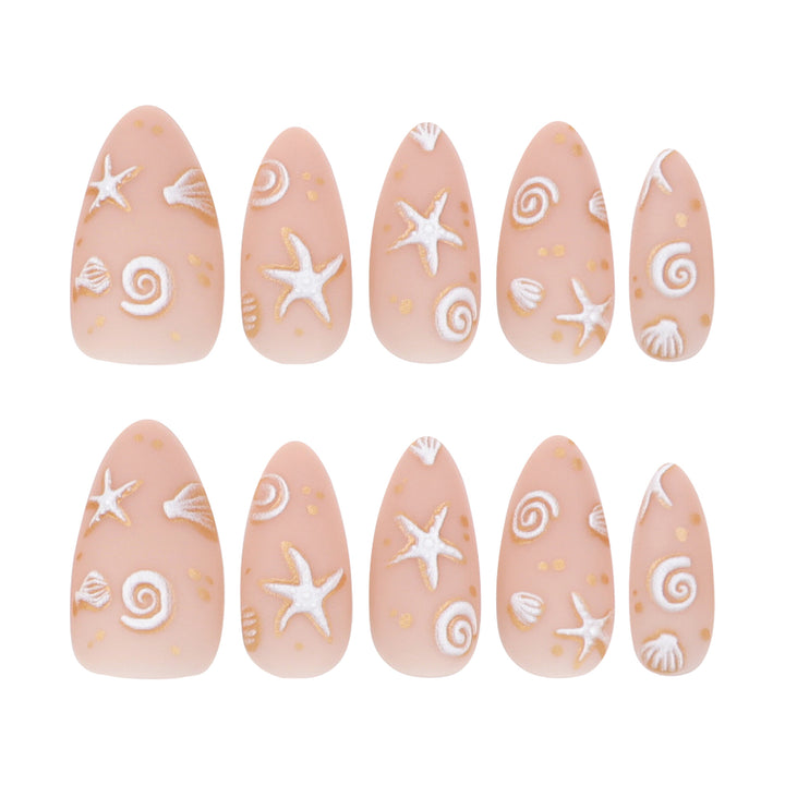 Kunstvolle Nagelgestaltung mit maritimen Motiven Karnz