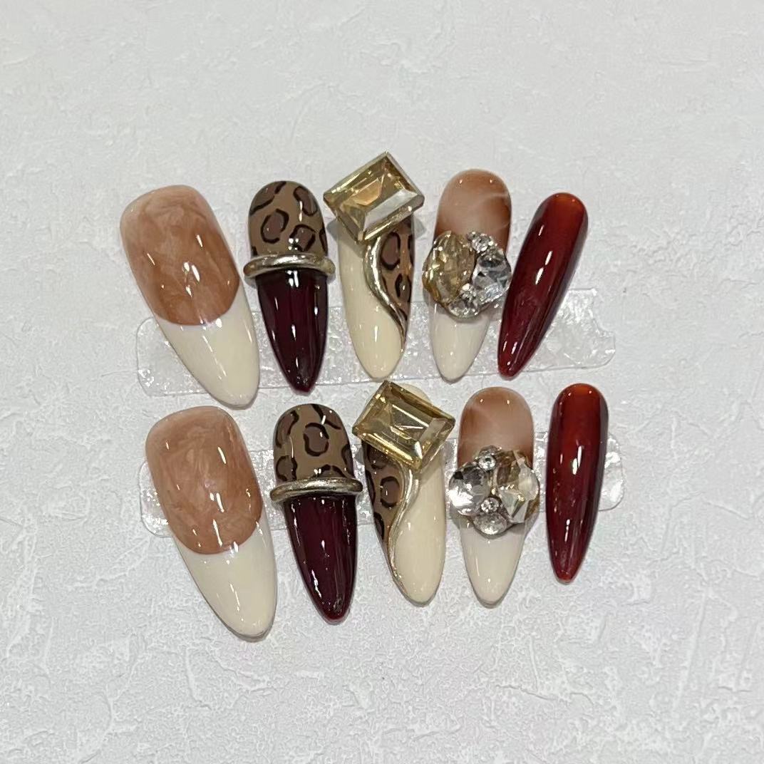 Stiletto Press-On Nagelkunst Set mit dekorativen Edelsteinakzenten Karnz