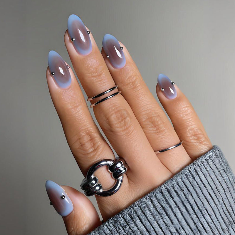 Kunstnagelset mit eleganten Farbverlauf und dekorativen Akzenten Karnz