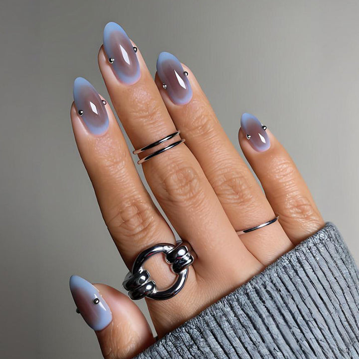 Kunstnagelset mit eleganten Farbverlauf und dekorativen Akzenten Karnz