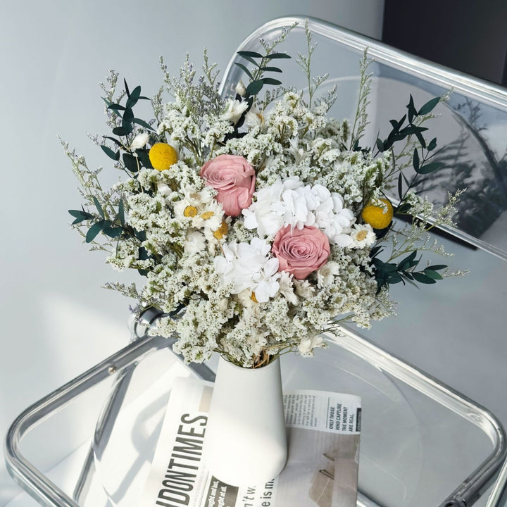 Eleganter Trockenblumenstrauß