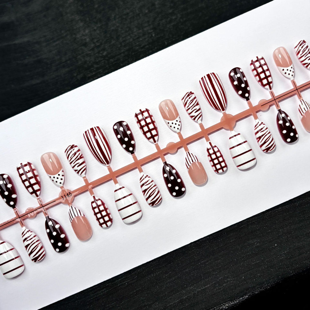 Stylisches gemustertes Press-On-Nagelset