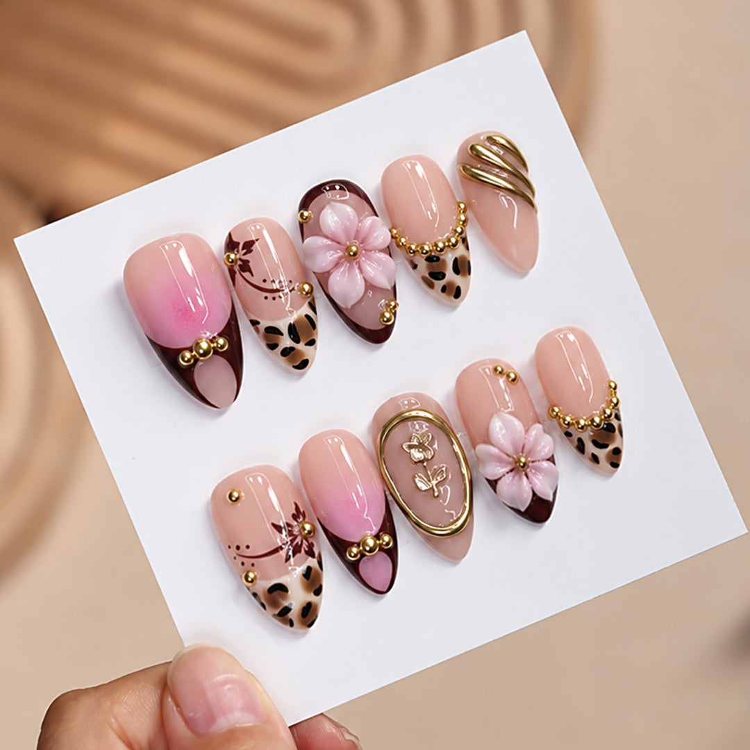 Kunstnagelset mit luxuriösen Akzenten Karnz