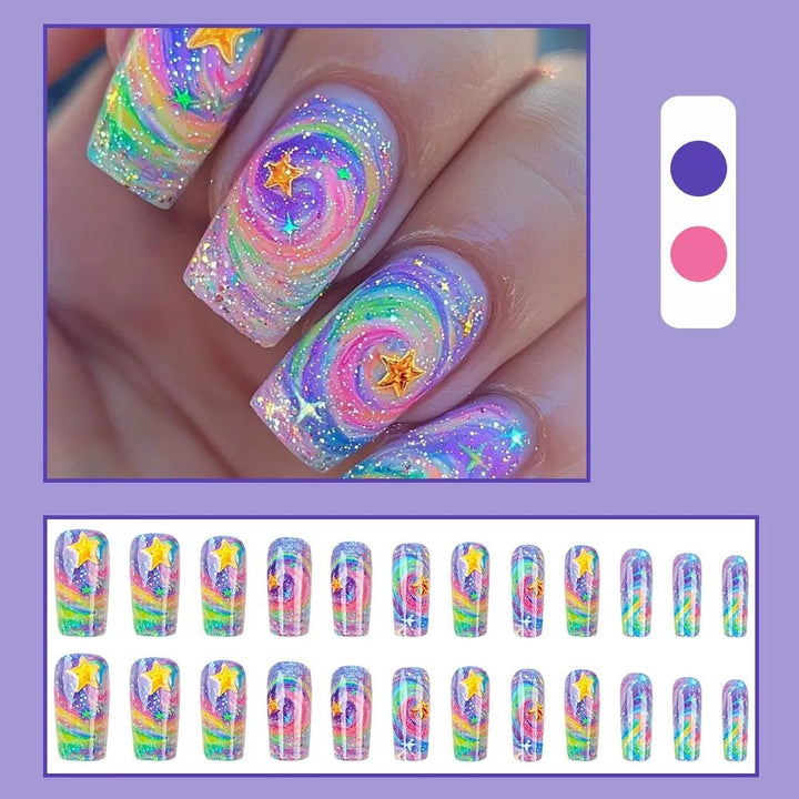 Glitzerndes Kunstnagelset mit buntem Spiral-Design und Sternenakzenten Karnz