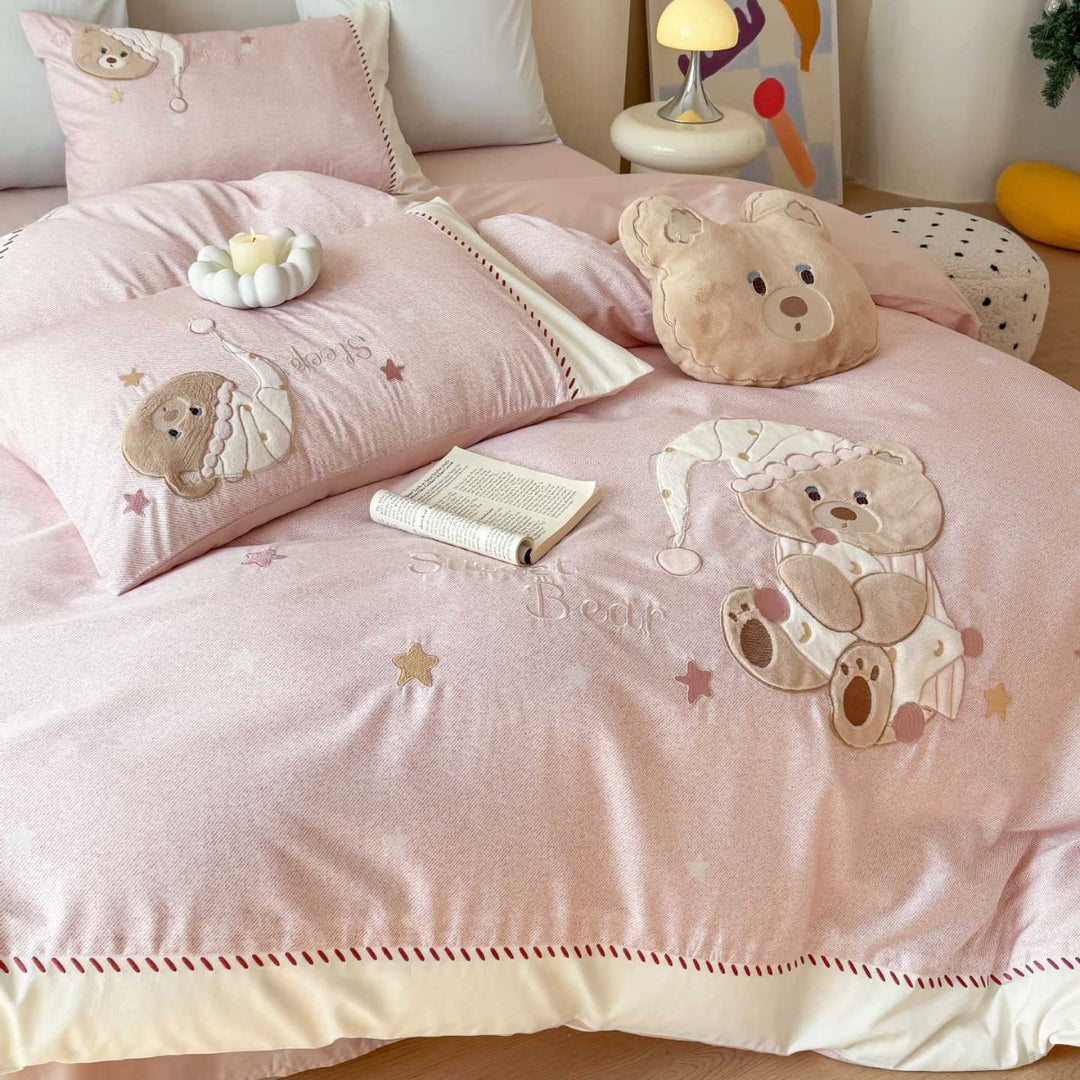 Kinder-Bettwäsche-Garnitur mit gestickten Teddybär‑Applikationen und atmungsaktivem Baumwoll-Perkal