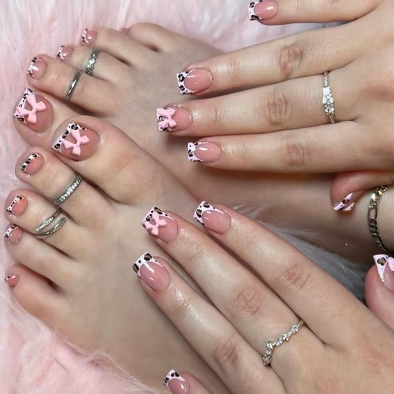Kunstnagelset mit verspieltem Tiermotiv und elegantem Design Karnz