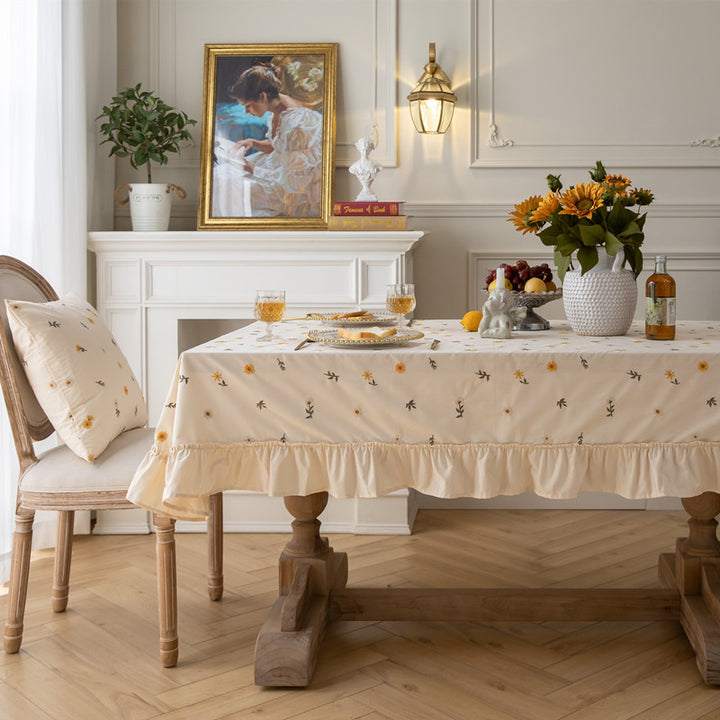 Elegante floral bestickte Tischdecke